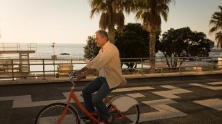 黄轩展露完美身材 有颜有继承 男子味十足!西装+AJ穿出潮水范“panda sports”(图4) panda sports