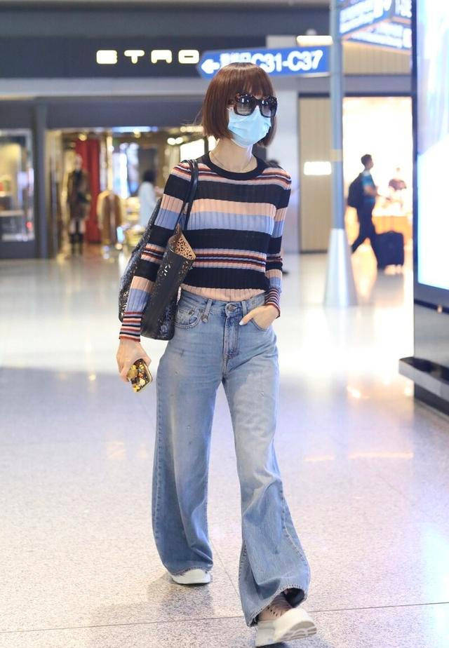 
秋季咋穿更时髦？鲁豫给你做示范 条纹针织衫配阔腿裤太显气质“xiongmao体育”(图6)