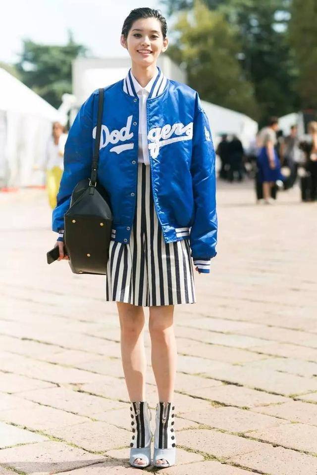 ‘熊猫体育’
初秋换季不会穿?来件“棒球服”解决搭配难题 随性优雅又时髦(图8) ‘熊猫体育’
初秋换季不会穿?来件“棒球服”解决搭配难题 随性优雅又时髦(图8)