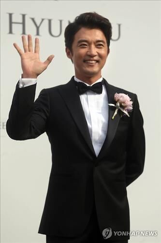 “xiongmao体育”
陈志朋束脚裤+衬衫 打造低调气势派头 身上五星挂件比LV包抢镜(图1) panda sports