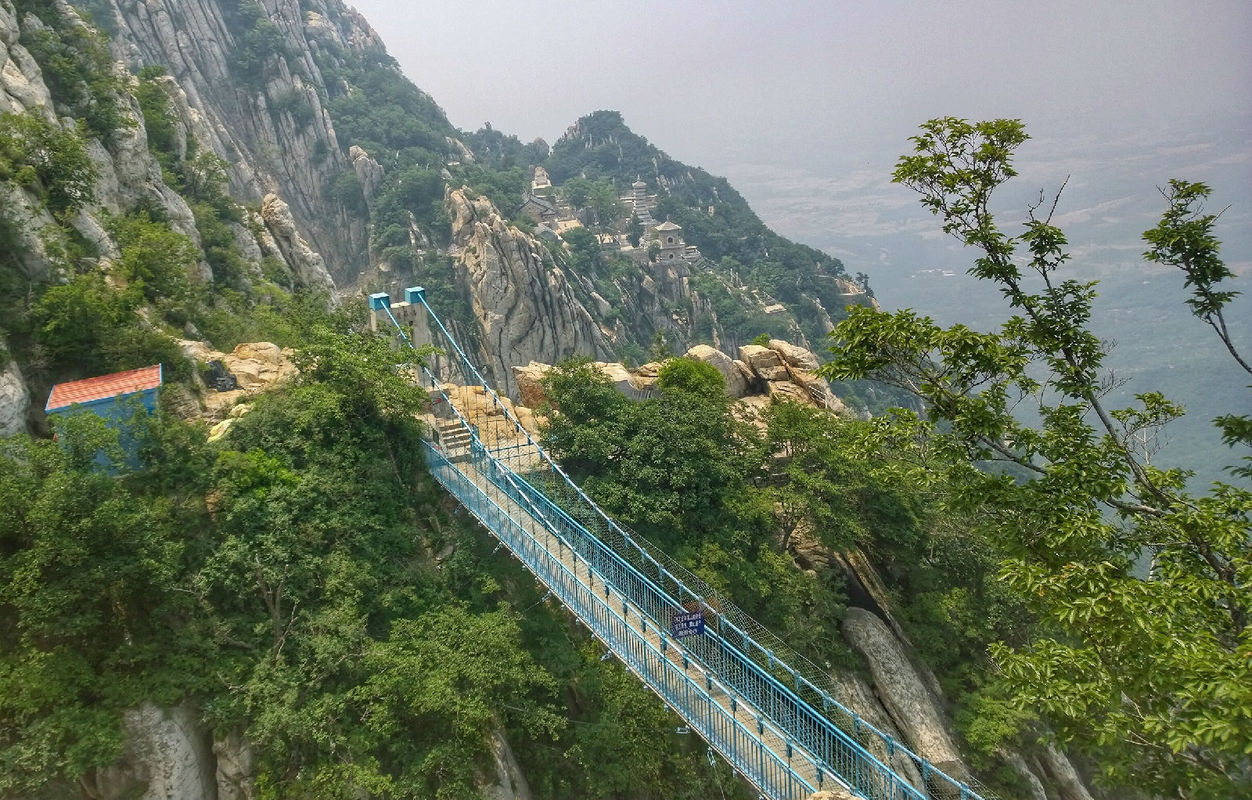 “xiongmao体育”
陈志朋束脚裤+衬衫 打造低调气势派头 身上五星挂件比LV包抢镜(图3) 熊猫体育