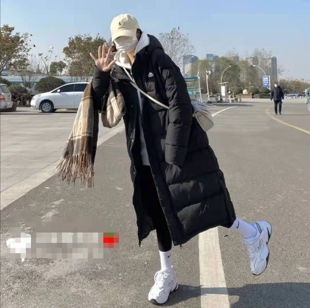 熊猫体育：
长款羽绒服怎么搭配裤子和鞋子悦目(图1)